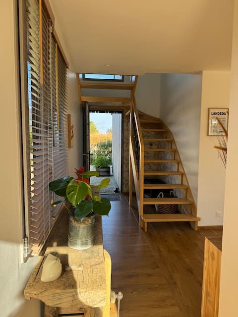 Popular Airbnb listing: Wooden house, beach within walking distance. in Landéda