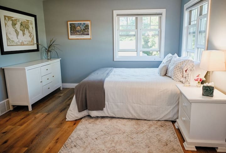 楼上有标准双人床卧室和衣橱