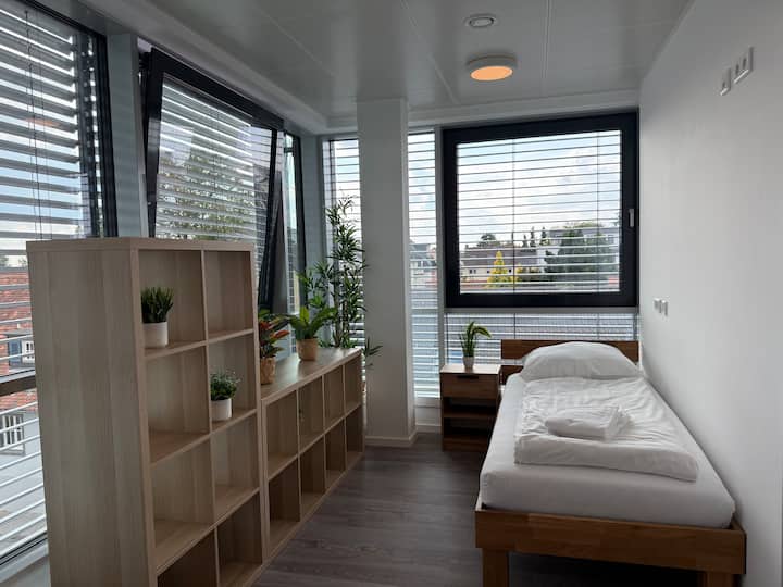 მყუდრო საძინებელი სივრცე სმარტ‑ტელევიზორის ხედით