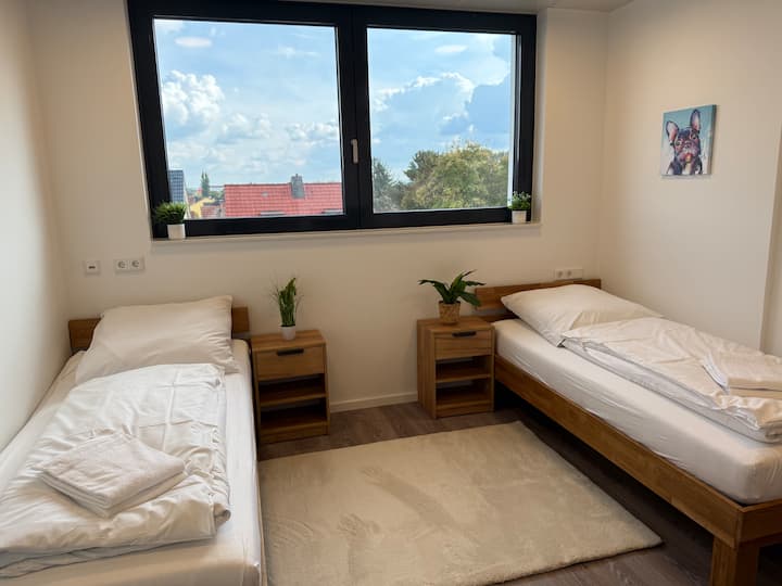 დელუქს‑კლასის ორადგილიანი ნომერი, მყუდრო საძინებელი ორი ერთადგილიანი საწოლით