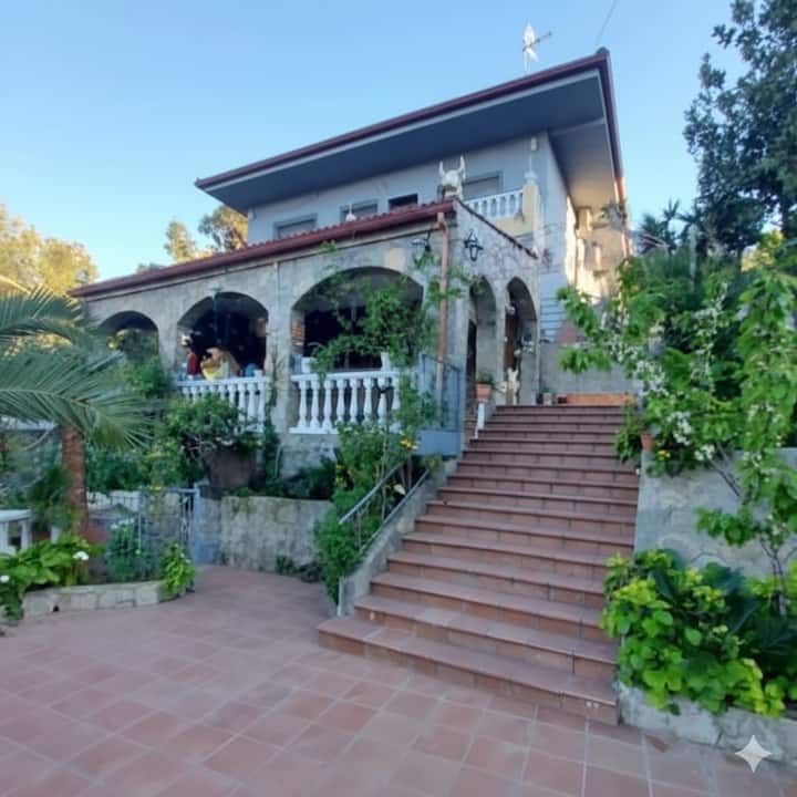 Chalet Familiar Con Terrazas, Piscina Y Barbacoa - Corbera de Llobregat