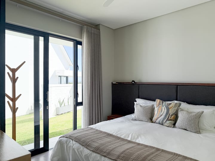 Nalazi se u prizemlju – ima veliki bračni krevet, ali se može pretvoriti u dva odvojena kreveta.