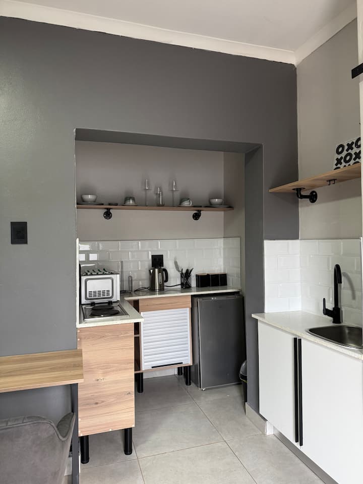 Snug Designer Studio • Great Value• Ideal Location - Hartbeespoort