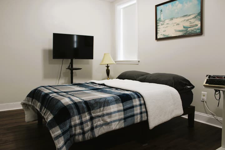 يحتوي السرير الكامل على مرتبة إسفنج جل 12 بوصة على إطار خشبي صلب ينام عليه ضيفان بشكل مريح. ستبقيك بطانية الألياف الدقيقة الثقيلة الفاخرة دافئًا في أي ليلة باردة! 