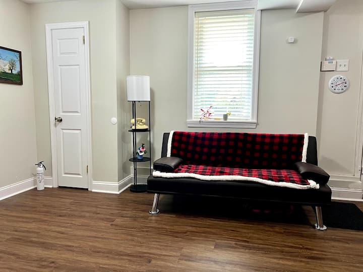 يمكن تحويل أريكة غرفة المعيشة إلى سرير يستوعب ضيفًا واحدًا عن طريق تحريك مسند الظهر للأمام للسماح له بالسقوط للخلف. المصباح الموجود على الجانب الأيسر من الأريكة يعمل بمؤقت وسيضيء في الساعة 6 مساءً في الليل وينطفئ في الساعة 7 صباحًا.