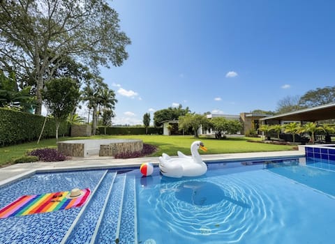 LuxeCountryVilla-Pool-BBQ-10MinCoffeePark-AC