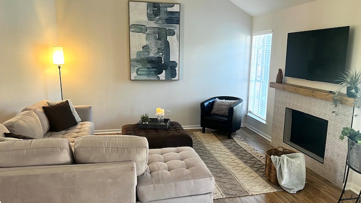 Private Pool - Hot Tub - Lakefront Renovated Home - Sugar Land, TX