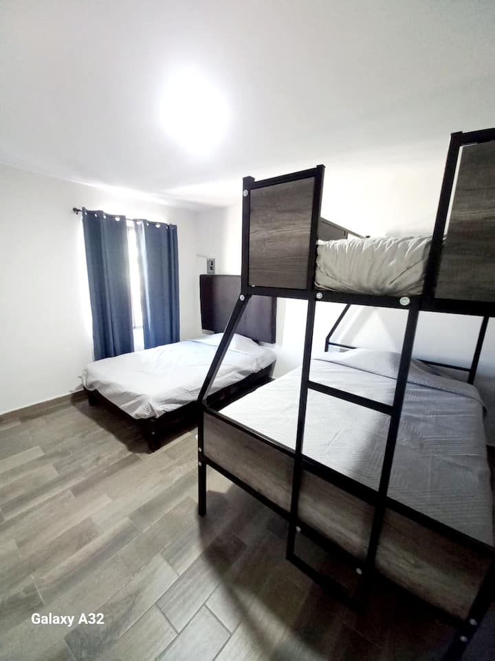 תוכלו לישון בנוחות במיטות שלנו עם מזרני ספוג זיכרון מיוחדים למנוחה מושלמת! בנוסף, יש מיני-ספליט לקור או לחום!  