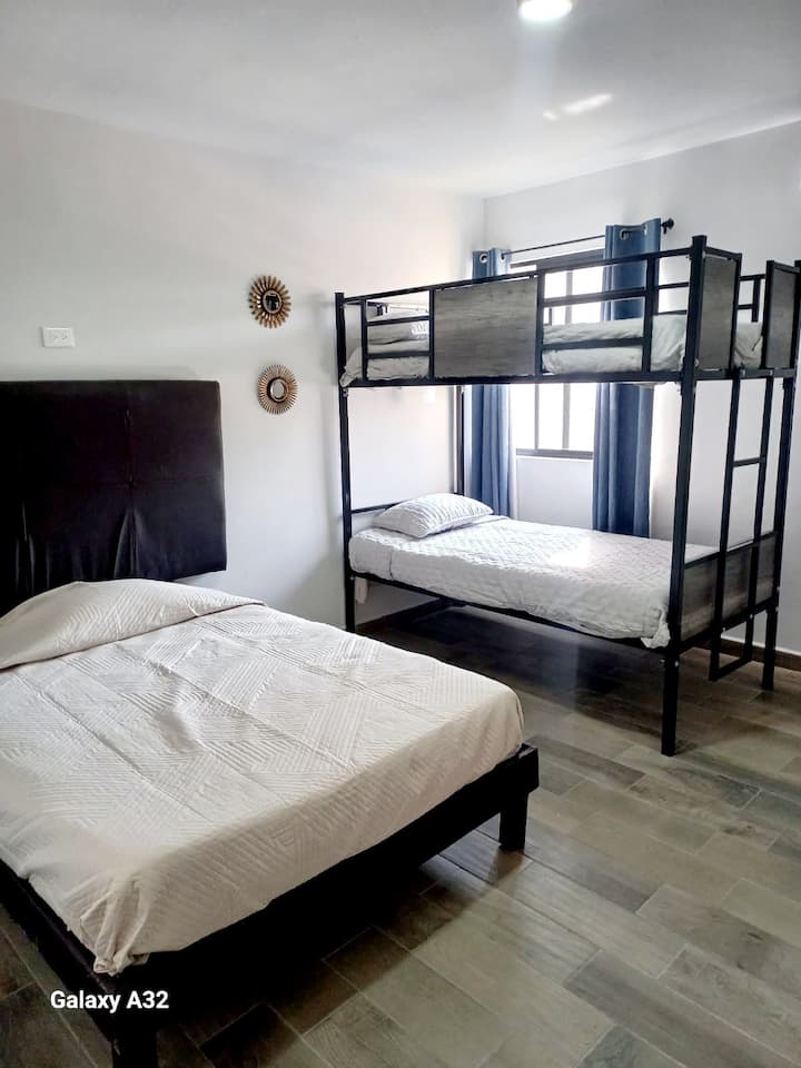 תוכלו לישון בנוחות במיטות שלנו עם מזרני ספוג זיכרון מיוחדים למנוחה מושלמת! בנוסף, יש מיני-ספליט לקור או לחום!  