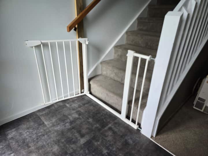 Detta rum ligger bredvid sovrummet på övervåningen. Observera att bäddsoffan inte är dubbel storlek, mer en king single. Detta rum är öppen planlösning som förmodligen bäst lämpad för barn för sovändamål.