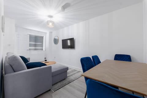 Top performing Airbnb: Modern Family Home Near Liverpool City in Wallasey