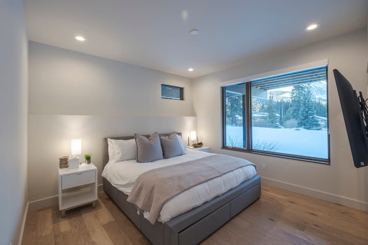 下层（次要主卧）卧室，配备加大双人床和套内卫生间