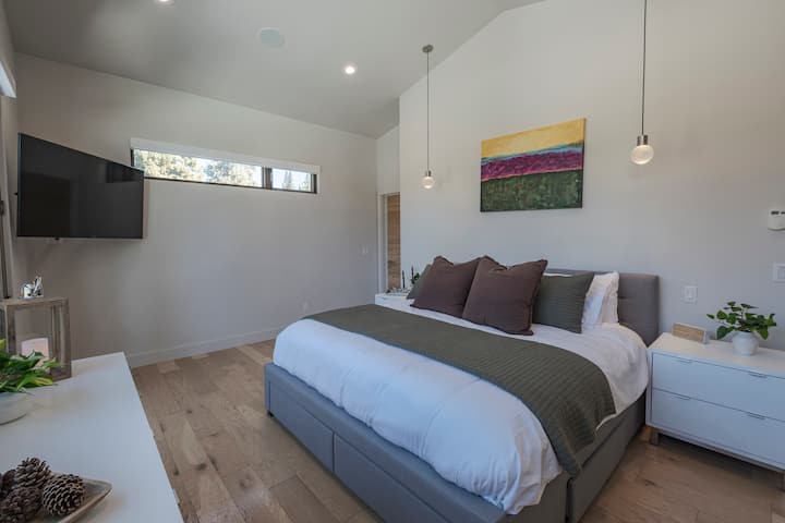 主层主卧配备加大双人床