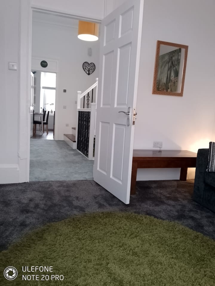Stunning, Large, 2 King Sized Bedroom Apartment. - Paisley