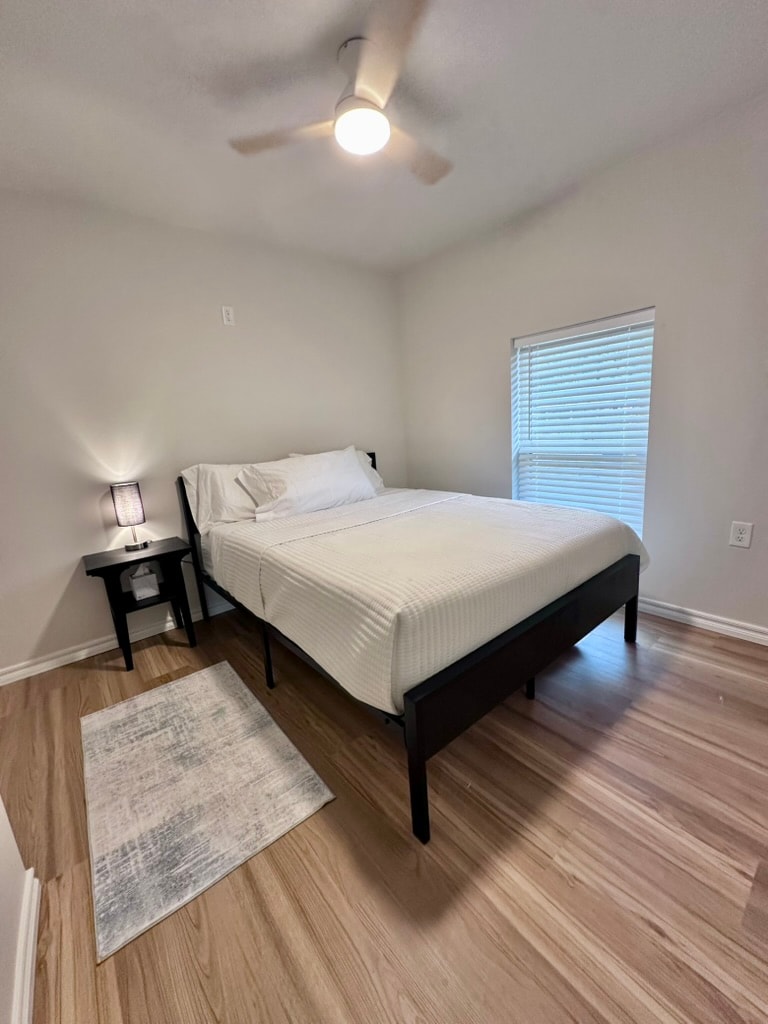 Самостоятелна спалня, наскоро реновирана.  Двойно легло с голям килер и красива баня.