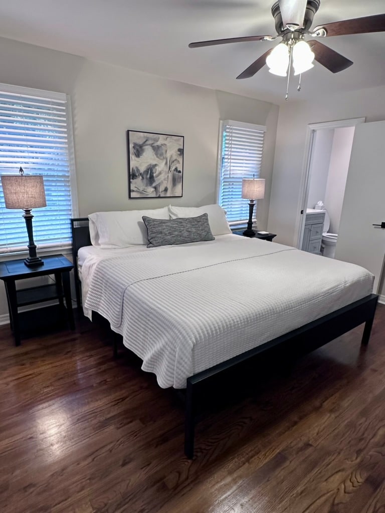 Красиво обзаведена родителска спалня със суперголямо двойно легло, 42 - инчов телевизор Roku, скрин, голям килер и самостоятелна баня.  