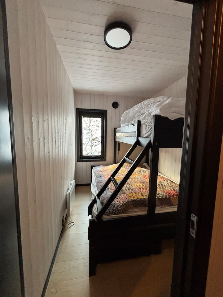 150 camas abajo y 90 arriba.