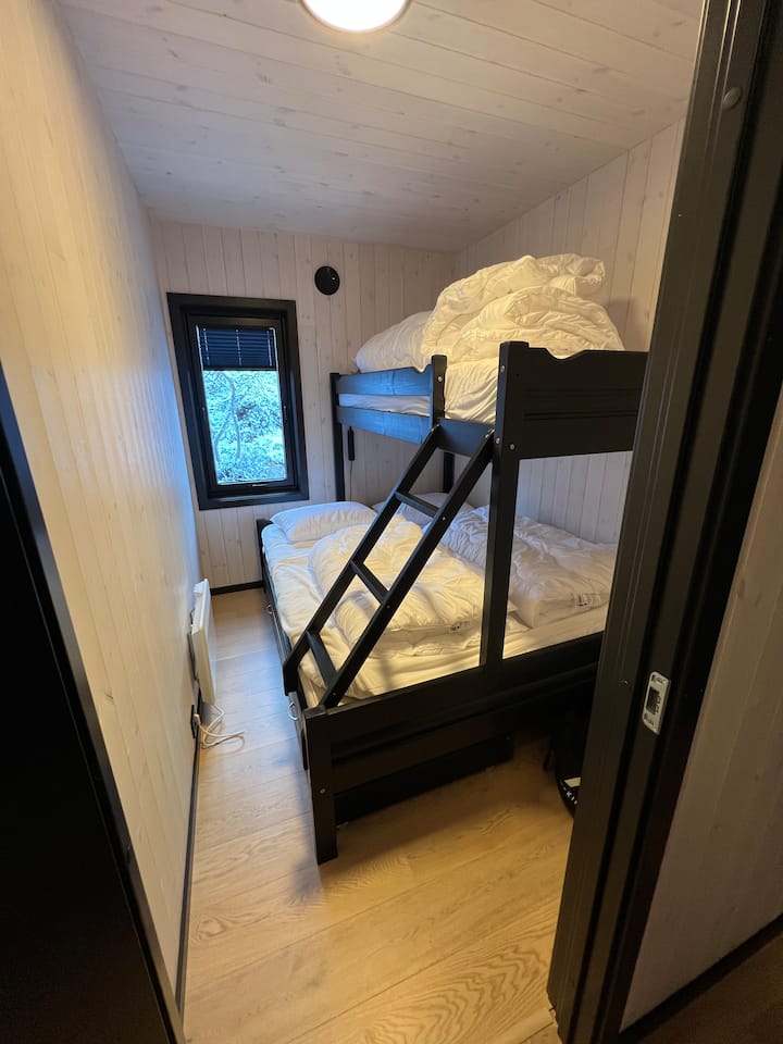 150 camas abajo y 90 arriba.