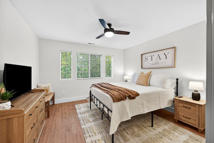 غرفة النوم الثانية - تلفزيون جديد وأثاث وشواحن هاتف على الطاولة ومرتبة...تعال واستمتع بإقامتك لفترة من الوقت.