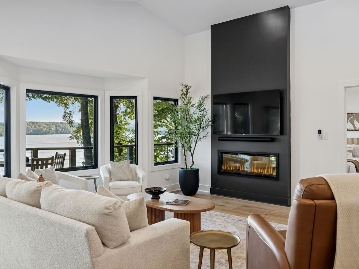 Popular Airbnb listing: Million Dollar Views + Luxury + Infinity Deck in Winchester