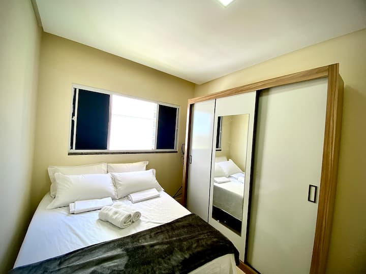 Soba 2, s bračnim krevetom, ventilatorom, ormarom, kućnim uredskim prostorom s udobnom stolicom