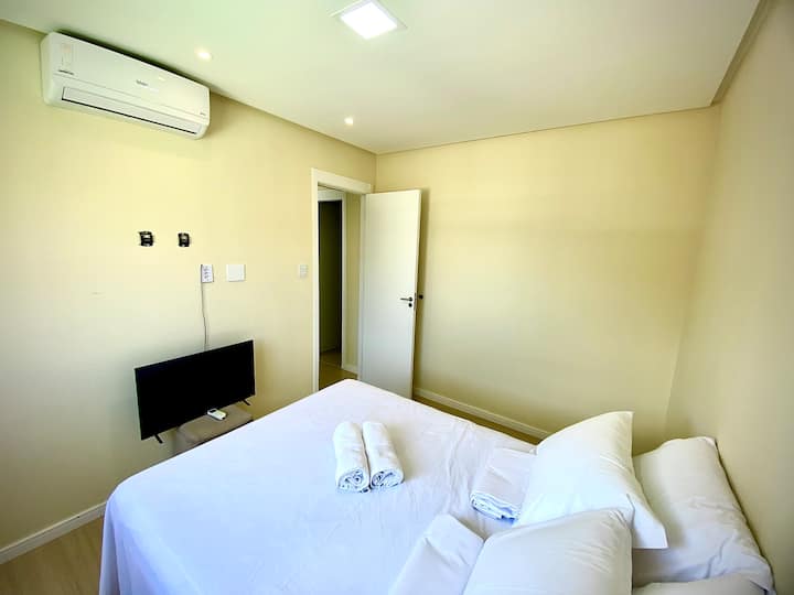Soba 1 s klima-uređajem, TV-om i krevetom