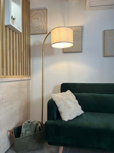 Successful Airbnb property: Air-conditioned apartment in the heart of the city with terrace in L'isle Sur La Sorgue