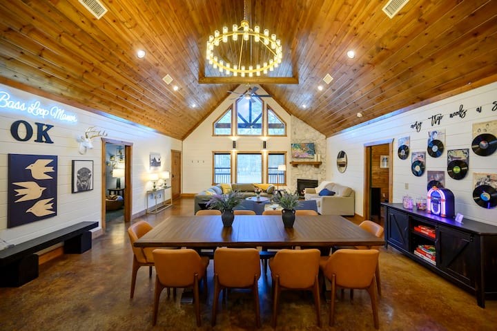 Single Level Private Lake Retreat!•sleeps14•hottub - Broken Bow, OK
