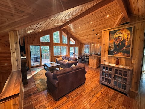 Cozy Lakeside Winter Cabin with Cedar Hot Tub
