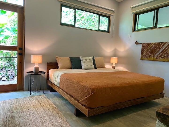 เตียงคิงไซส์และทางเข้าส่วนตัว