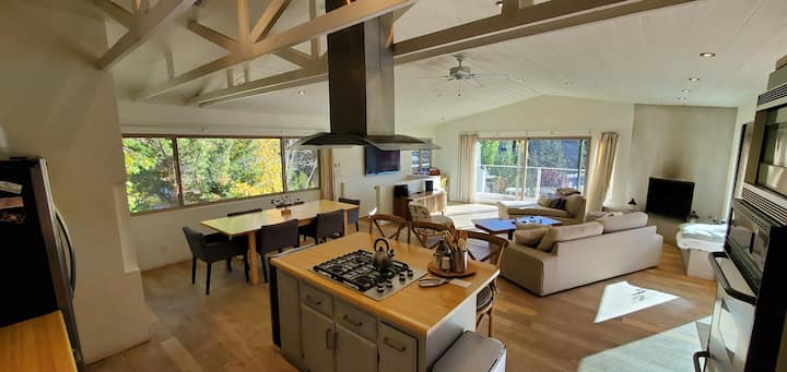 Big Bear Cabin Retreat*view*deck*bbq*fireplace - Big Bear, CA