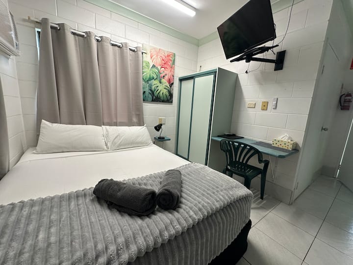 Self-contained Motel Room With Ensuite Bathroom. - Cooktown