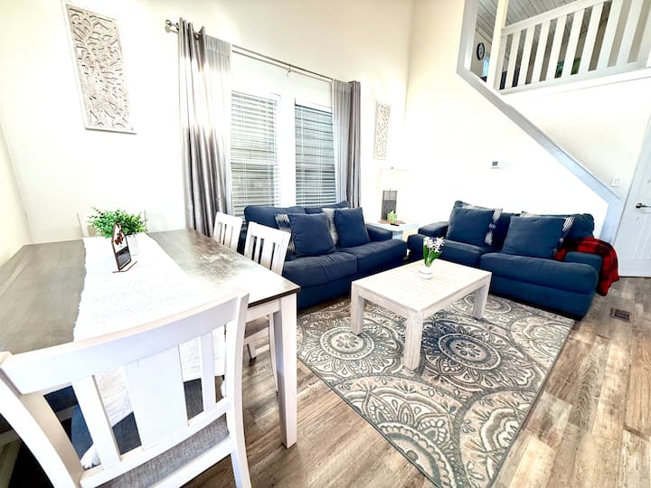 Cozy Lakefront Cabin #108 - Lake Conroe, TX