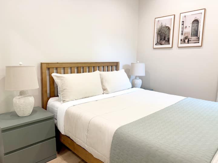 تصميم غرفة نوم جميلة مستوحاة من الطراز الإيطالي مع لمسات دافئة وأنيقة.