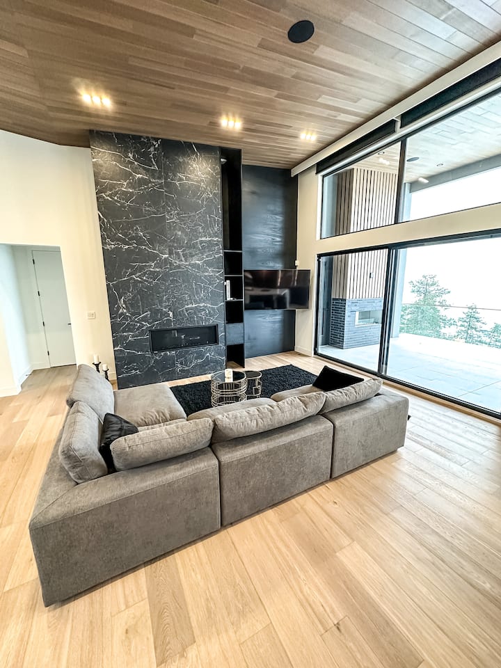New Luxury Home With Pool & Amazing Views - Kelowna