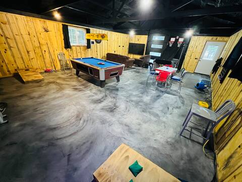 Log Lake Home, New huge Game room! FreeEV Chaging