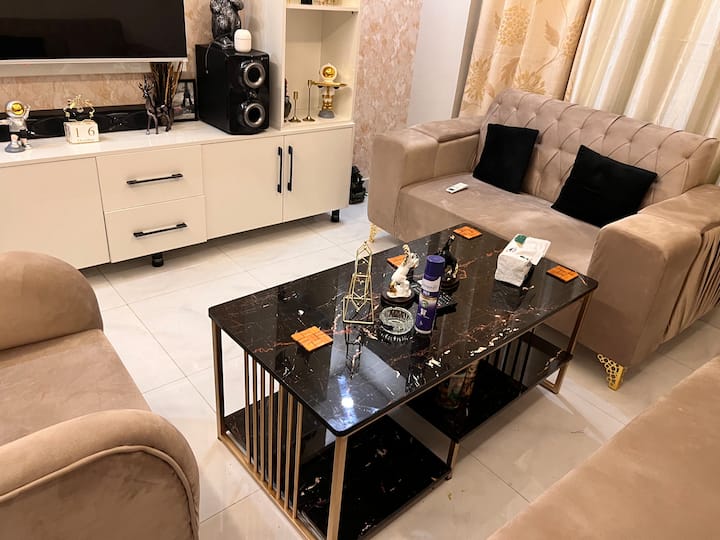 Three Bed Modern
Apartment Pool Gym Cinema Stayfun - ラホール