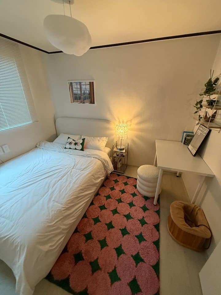 Თქვენი ერთ-ერთი საყვარელი საყელო ვარდისფერია. ეს სასიამოვნო ემოციებით სავსე სივრცეა, ამიტომ საწოლზე წოლაც კი კარგ ხასიათზე მაყენებს~ მასპინძლის ერთ-ერთი საყვარელი ფერი ვარდისფერია.Ეს საცხოვრებელი სავსეა ლამაზი და მყუდრო გარემოთი, რაც შესანიშნავად გაგრძნობინებთ თავს საწოლზე დაწოლით!