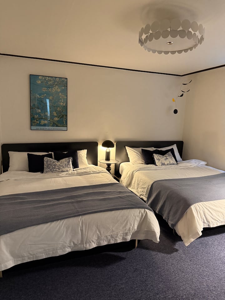 Ეს არის ფართო საძინებელი სივრცე, ამიტომ ბარგის დასადებად საკმარისი სივრცეა. Საძინებელი ფართოა, ამიტომ ბარგისთვის საკმარისი ადგილია.