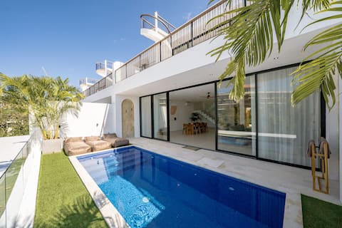 Modern Luxury 3BR Villa w/Rooftop Lounge in Bingin