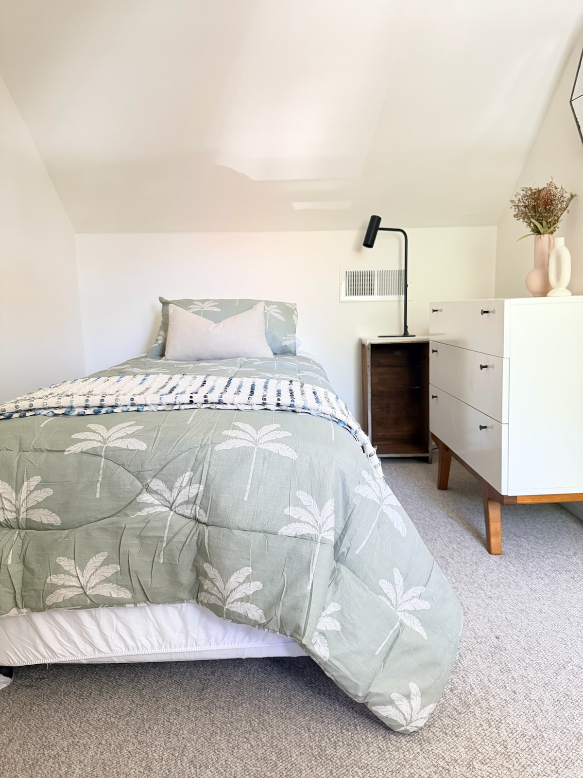 ห้องนอนสบายๆ พร้อมเตียงเดี่ยว