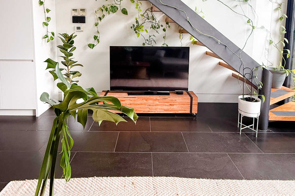 Popular Airbnb listing: Esplanade Escape in Port Melbourne