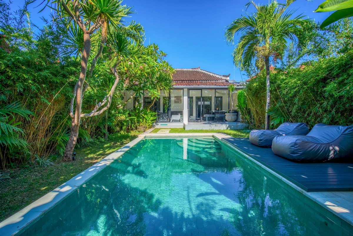 Villa in Kuta Selatan · ★4.8 · 2 bedrooms · 2 beds · 2 private baths, comparabile Airbnb