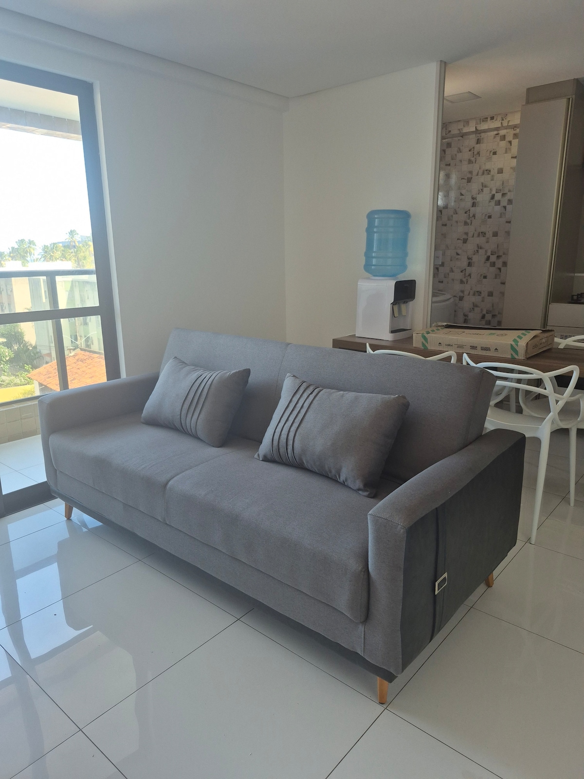 غرفة معيشة متكاملة مع مطبخ