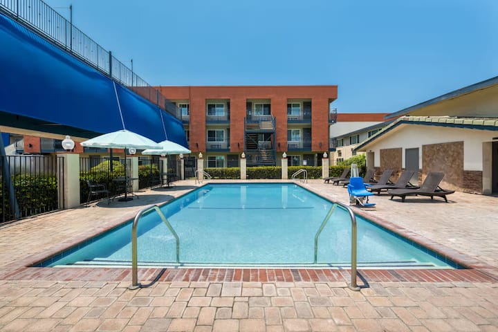 1 King Bed | Travelodge Anaheim | Near Disneyland - Anaheim