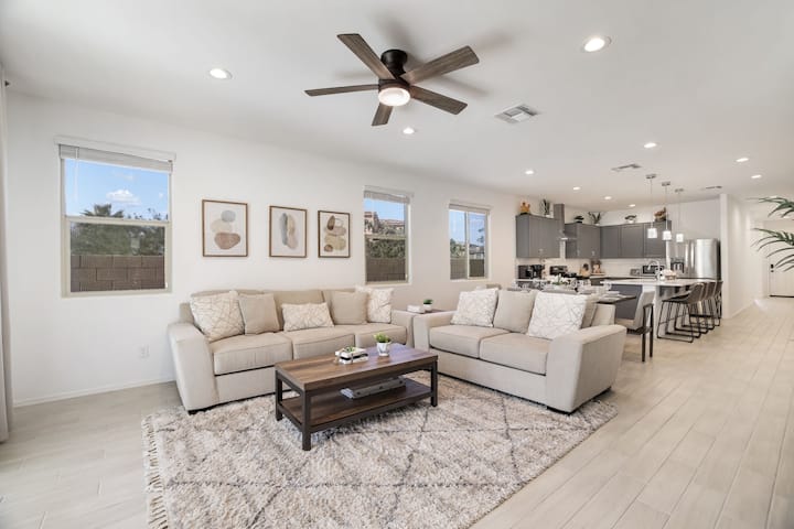 „Нашата чиста, минималистична всекидневна предлага спокойно място за отдих с удобни места за сядане, семпъл декор и дизайн без излишни предмети. Перфектно за отмора и наслада на спокойна почивка.