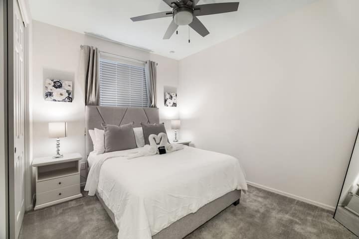 „Тази светла и релаксираща спалня предлага плюшено двойно легло, много естествена светлина и спокойна обстановка – идеална за презареждане след дълъг ден.