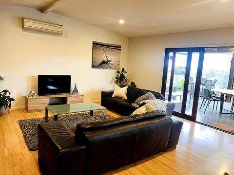 Top performing Airbnb: Centrally Located Mount Martha Retreat in Mount Martha