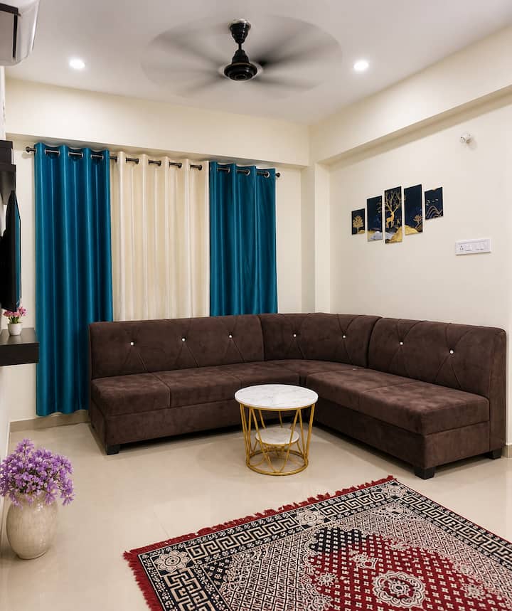 The Royal Stay | Luxury 2bhk Apartment - Mhow
