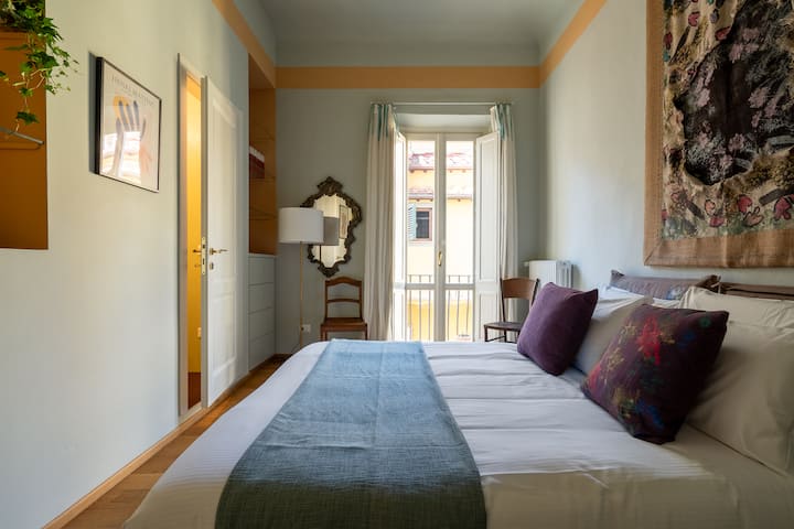 Likizo yenye amani yenye kitanda chenye starehe cha watu wawili, taa laini na bafu la kujitegemea.